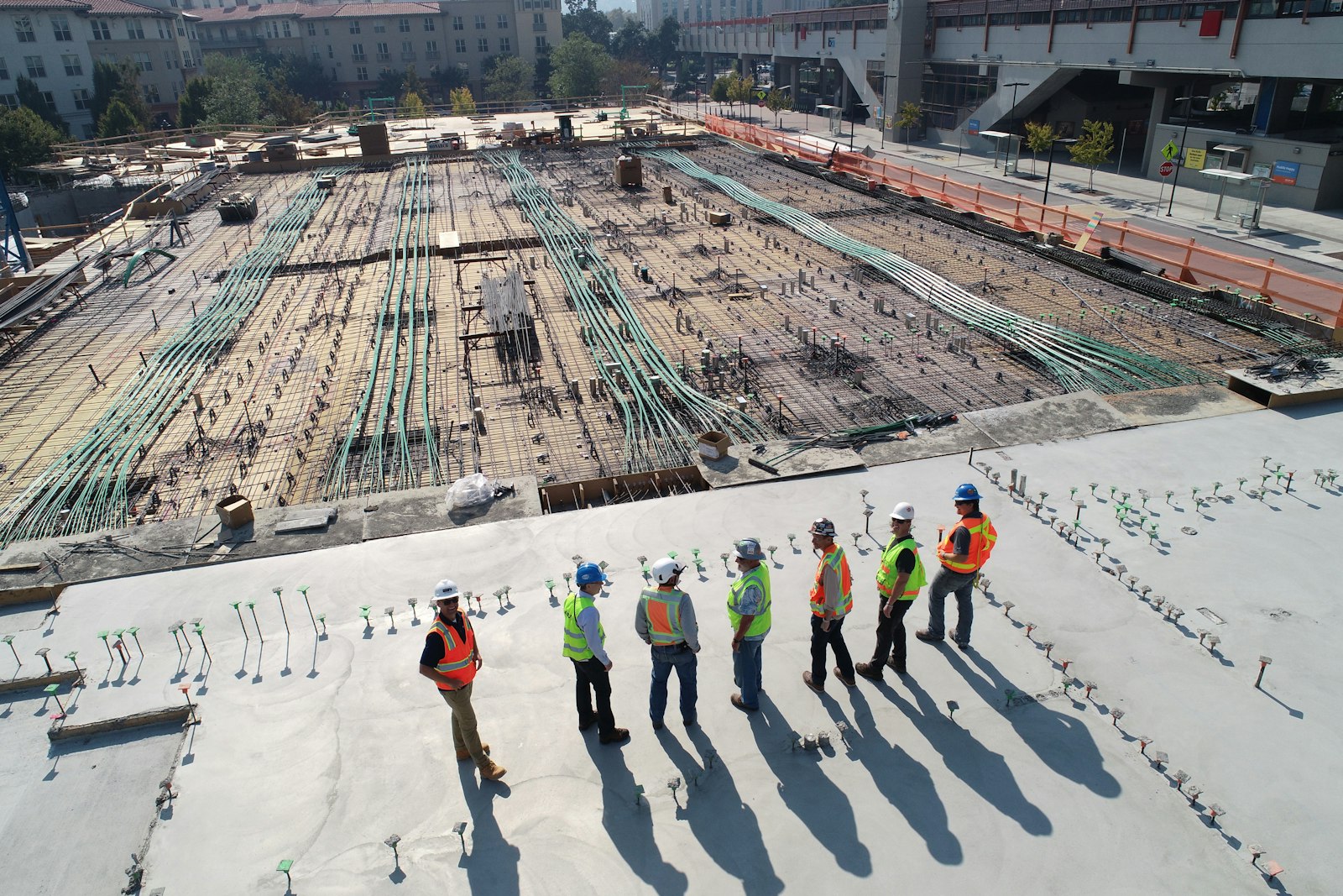 Baustelle mit Bauarbeitern in Sicherheitskleidung